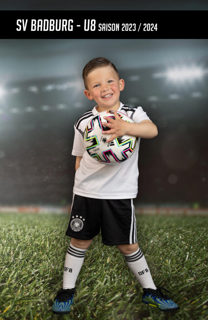 Fußballspieler im Vereinstrikot beim professionellen Fototag