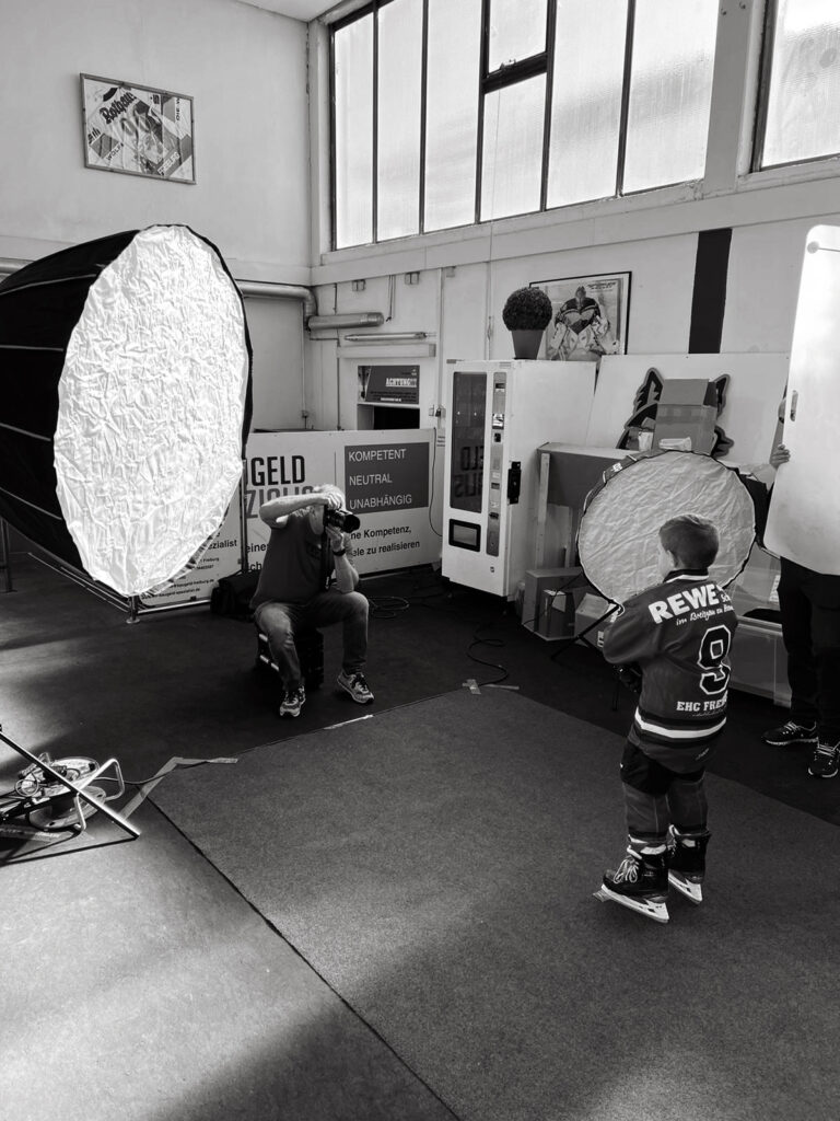 Spielerportrait im Vereinsoutfit beim professionellen Fototag
