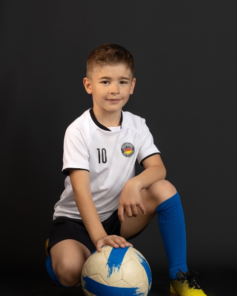 Junge mit Fußball